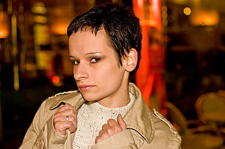 Portät abends vor Cafè Mephisto