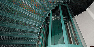 Fahrstuhl und Treppenhaus
